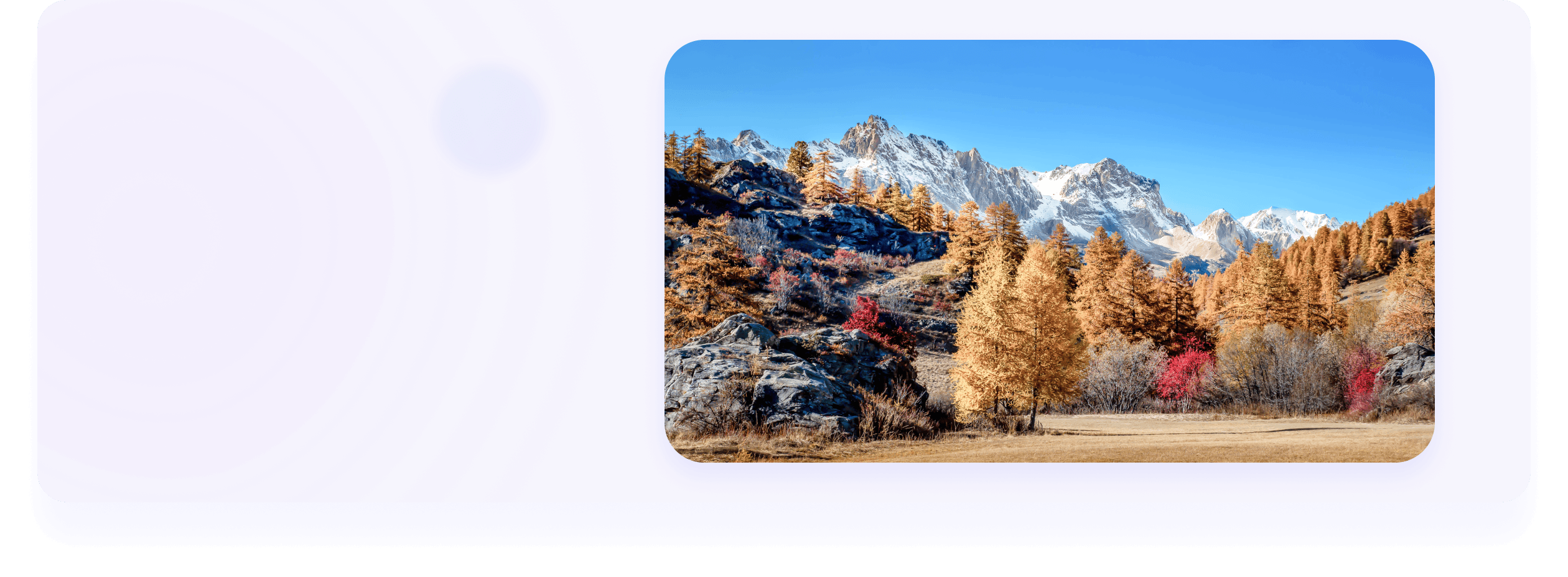 Tingkatkan kejernihan foto dengan PicWish, menampilkan lanskap pegunungan musim gugur yang tajam dengan pepohonan oranye dan puncak bersalju.