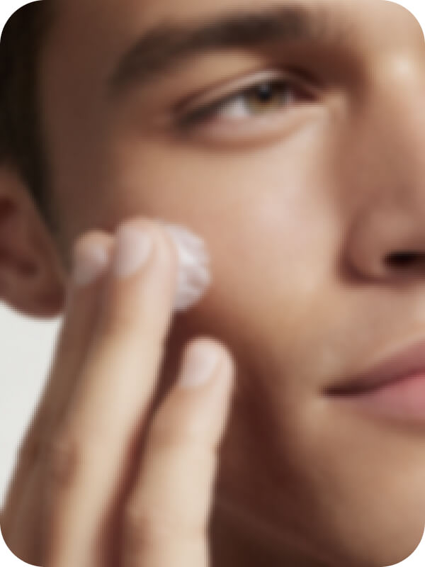 Foto close-up portrait yang diperjelas untuk menampilkan tekstur kulit, mata, dan detail wajah
